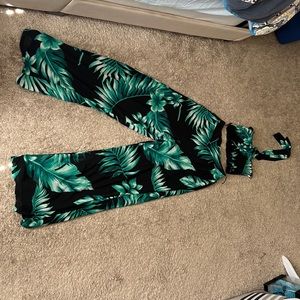 A green and black flower 2 piece set.